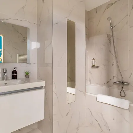 Sacre-coeur Modern 4bd With Sauna For 10 Guests! * パリ